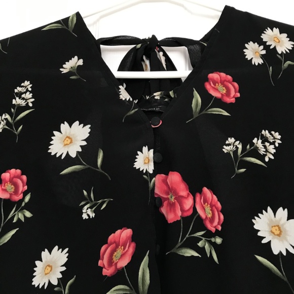 FOREVER 21 Cropped Floral Rose Blouse M Fit Black Red White Flare Out Cuffs - Picture 4 of 16